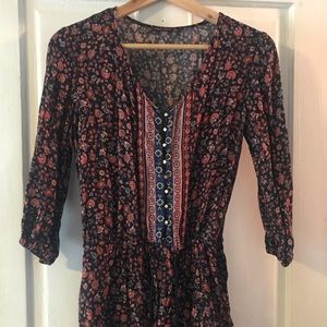 Cute romper. Size Medium. Good condition.